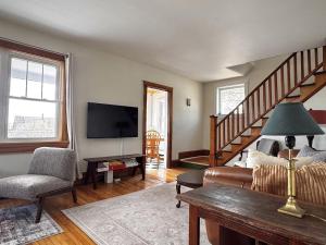 Glaucous Manor | Lake Views Basecamp, Heart of Baddeck