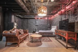 Award Winning Penthouse Suite Skyline Views