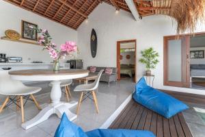 NEW Sawah Escape - Tropical 2BR with Pool and Views