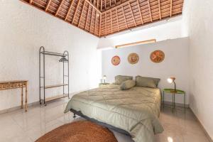 NEW Sawah Escape - Tropical 2BR with Pool and Views