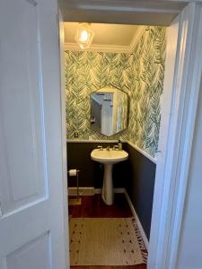 Candler Top Unit - Historic DT Lynchburg Apt, Walk To Shops and Dining