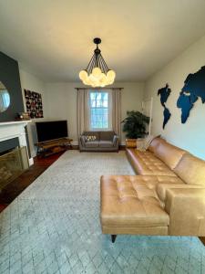 Candler Top Unit - Historic DT Lynchburg Apt, Walk To Shops and Dining