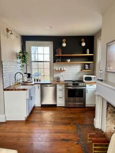 Candler Top Unit - Historic DT Lynchburg Apt, Walk To Shops and Dining