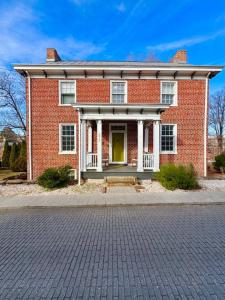Candler Top Unit - Historic DT Lynchburg Apt, Walk To Shops and Dining