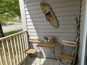 Cozy Studio with Balcony, Pool and Hot Tub near Loon Mountain