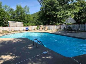 Cozy Studio with Balcony, Pool and Hot Tub near Loon Mountain
