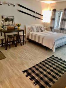 Cozy Studio with Balcony, Pool and Hot Tub near Loon Mountain