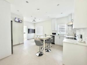 New Home 10 Mins from Airport