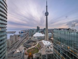 Hudson Suites - Entertainment District Downtown CN Tower View Balcony Pool & Hot Tub