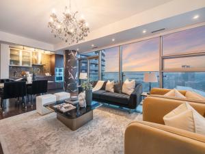 Hudson Suites - Entertainment District Downtown CN Tower View Balcony Pool & Hot Tub