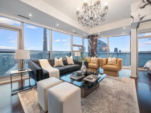 Hudson Suites - Entertainment District Downtown CN Tower View Balcony Pool & Hot Tub