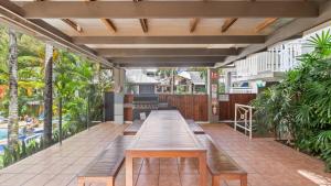 Absolute Beachfront Studio with Pool and Ocean Views