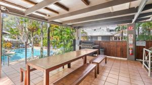 Absolute Beachfront Studio with Pool and Ocean Views