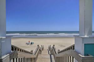 Stylish Coastal Home Walk to Beach