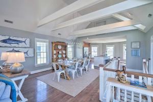 Stylish Coastal Home Walk to Beach