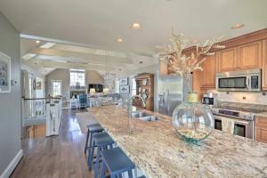 Stylish Coastal Home Walk to Beach