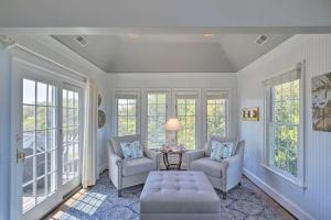 Stylish Coastal Home Walk to Beach