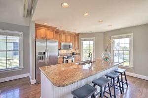 Stylish Coastal Home Walk to Beach