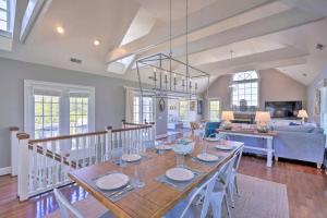 Stylish Coastal Home Walk to Beach