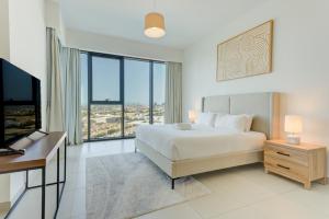 Vacationer Holiday Homes l Mesmerizing 2 Bed l Canal and Burj Views