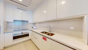 Vacationer Holiday Homes l Mesmerizing 2 Bed l Canal and Burj Views