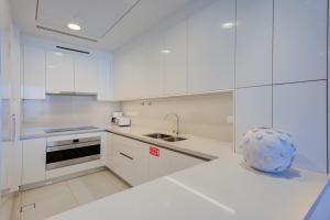 Vacationer Holiday Homes l Mesmerizing 2 Bed l Canal and Burj Views