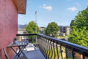 Steps to FIFA Fan Fest - Stylish 1BR with Mountain Views