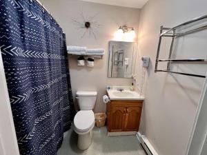 Studio with Balcony, Pool and Hot Tub, Walk to Dining