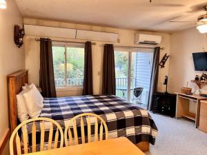 Studio with Balcony, Pool and Hot Tub, Walk to Dining