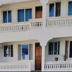 PEAK STAYs WHITEHOUSE