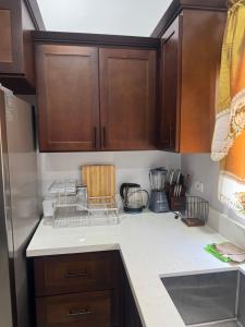 Luxury 2BR king bed, pool, gym, gated, near Kingston