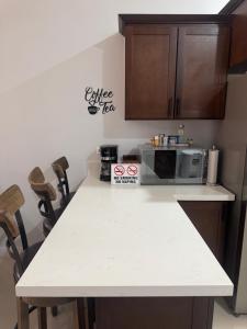 Luxury 2BR king bed, pool, gym, gated, near Kingston