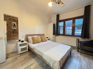 Unique 5BR Art House in Balat w Garden