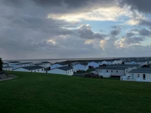 Peaceful static caravan 1 minute from ocean walks Ocean Edge