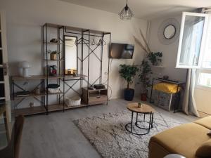 Studio Nimes - Clim - Wifi -Cuisine privatif - parking privé - salle de bain commune- balcon