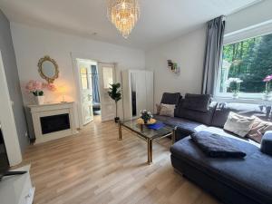 Ferienhaus WALD & WELLE - Deluxe-Appartement EG , großer Garten, Strand 850m Ostsee, Kamin, gratis Parkplatz & Wifi