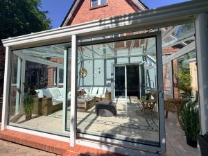 Ferienhaus WALD & WELLE - Deluxe-Appartement EG , großer Garten, Strand 850m Ostsee, Kamin, gratis Parkplatz & Wifi