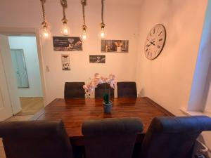 Ferienhaus WALD & WELLE - Deluxe-Appartement EG , großer Garten, Strand 850m Ostsee, Kamin, gratis Parkplatz & Wifi
