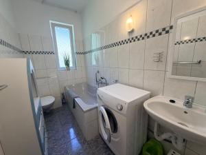 Ferienhaus WALD & WELLE - Deluxe-Appartement EG , großer Garten, Strand 850m Ostsee, Kamin, gratis Parkplatz & Wifi