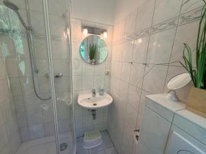 WALD & WELLE Ferienhaus mit Garten Superior-Appartement Ostsee Strand in 850m