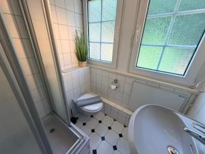 WALD & WELLE Ferienhaus mit Garten Superior-Appartement Ostsee Strand in 850m