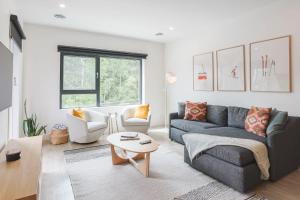 Le Refuge - Revelstoke Condo with Hot Tub