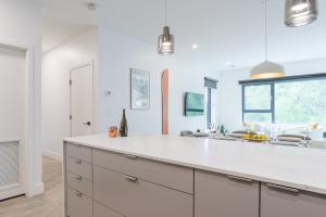Le Refuge - Revelstoke Condo with Hot Tub