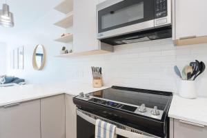 Le Refuge - Revelstoke Condo with Hot Tub