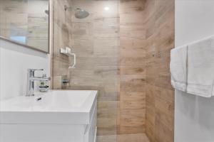 Beautiful Miami Beach Condo new furnishings and upgrades