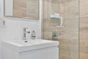 Beautiful Miami Beach Condo new furnishings and upgrades