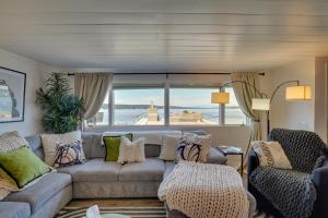Waterfront Cabin w Stunning Sound Views