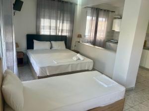 PELEKAN rooms and apartments athina 11