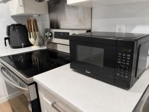 Cozy South Surrey Private Suite 1 Bedroom - 2 Beds - Separate Entrance