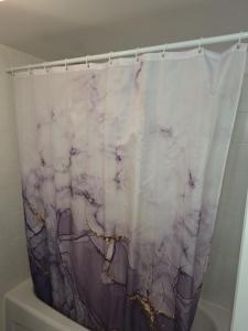 King Bed Room with Private Bath and Free Parking - 20m to Downtown Toronto